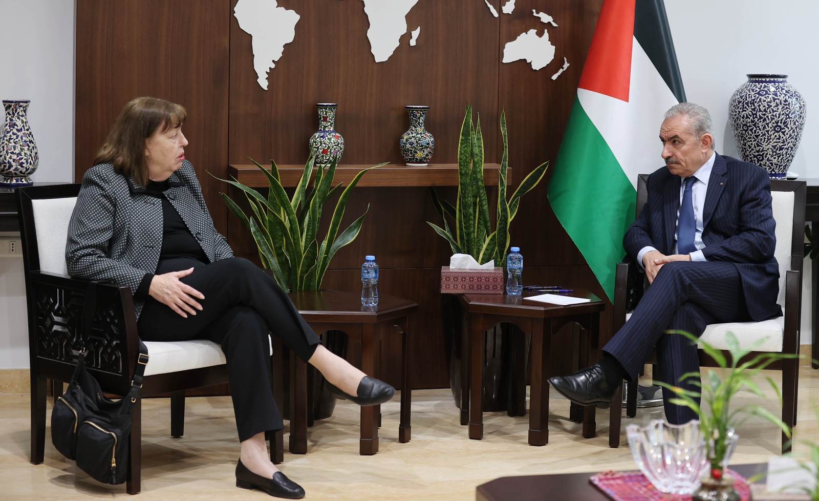 رئيس الوزراء محمد اشتية خلال لقائه الممثلة الخاصة للأمين العام للأمم المتحدة المعنية بالأطفال والنزاعات المسلحة فيرجينيا غامبا